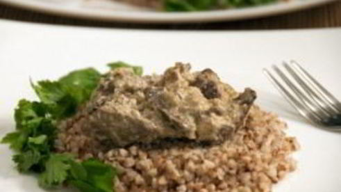 печень, тушеная в сметане с луком