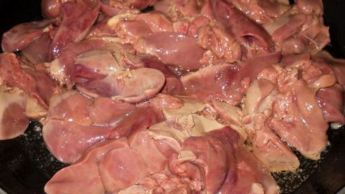 печень тушеная в томатном соку