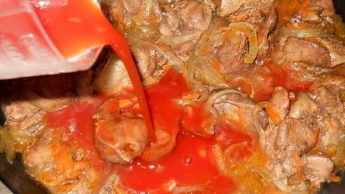 печень тушеная в томатном соку