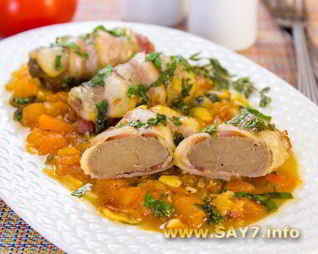 Печень в беконе в томатном соусе