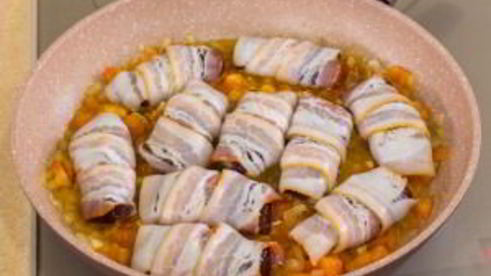 печень в беконе в томатном соусе