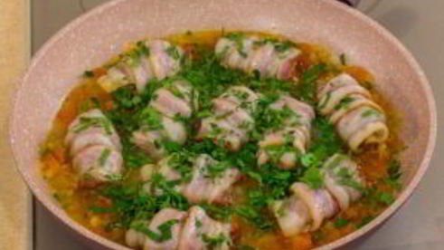 печень в беконе в томатном соусе