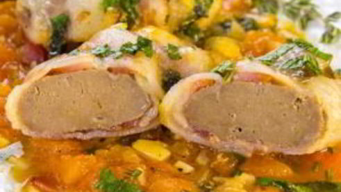 печень в беконе в томатном соусе