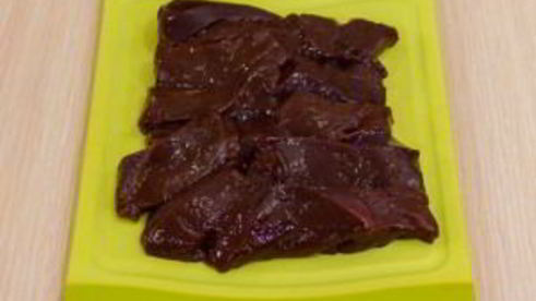 печень в беконе в томатном соусе