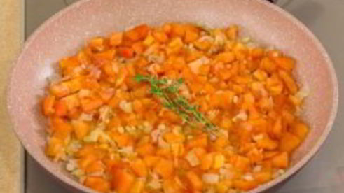 печень в беконе в томатном соусе