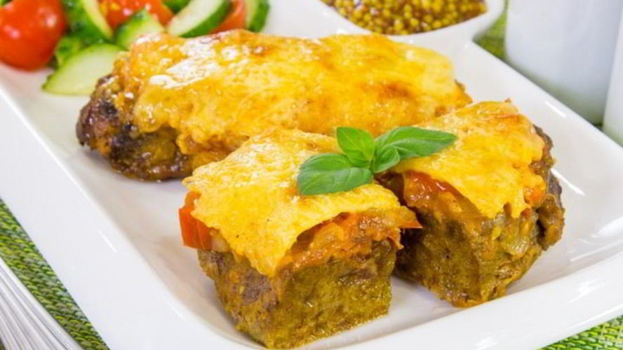 Рецепт печени, запеченной с помидорами и луком под сыром