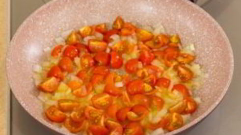 печень, запеченная с помидорами и луком под сыром