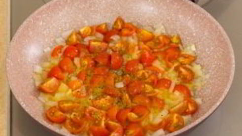 печень, запеченная с помидорами и луком под сыром