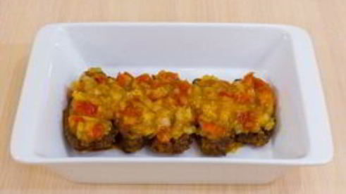 печень, запеченная с помидорами и луком под сыром