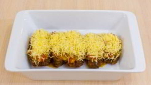 печень, запеченная с помидорами и луком под сыром