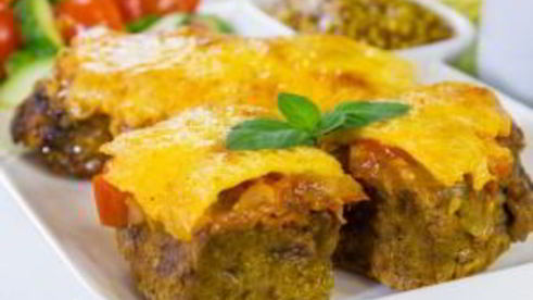 печень, запеченная с помидорами и луком под сыром