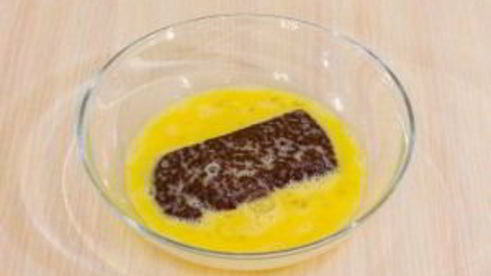 печень, запеченная с помидорами и луком под сыром