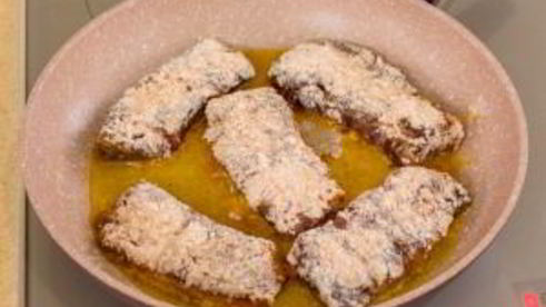 печень, запеченная с помидорами и луком под сыром