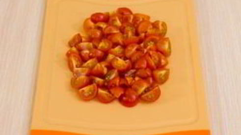 печень, запеченная с помидорами и луком под сыром