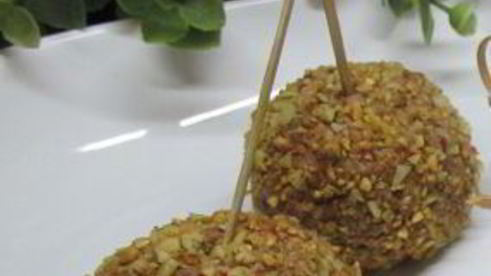 печеночные шарики с жареным луком в фисташках