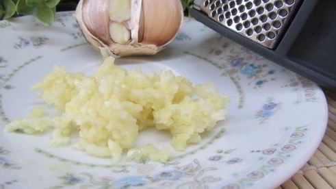 печеночные шарики с жареным луком в фисташках