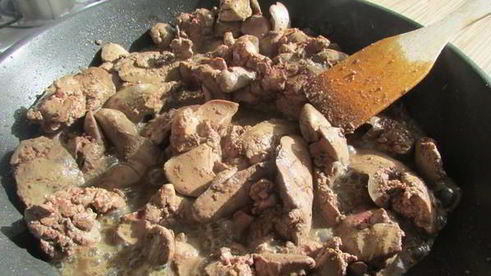 печеночные шарики с жареным луком в фисташках