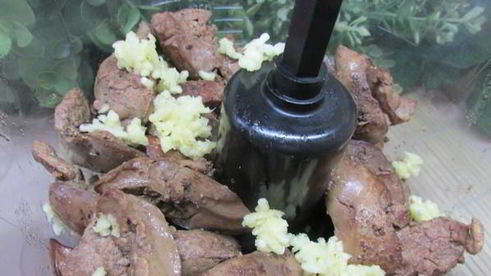 печеночные шарики с жареным луком в фисташках