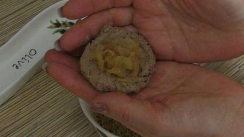 печеночные шарики с жареным луком в фисташках