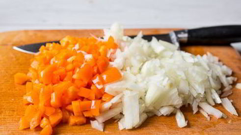 жареная куриная печень с яблоками и сладким перцем