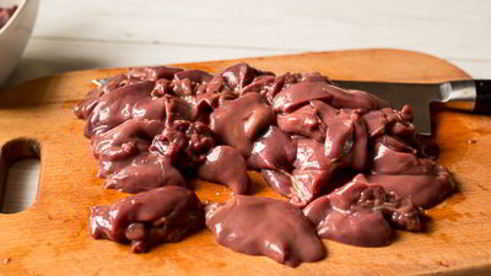 жареная куриная печень с яблоками и сладким перцем