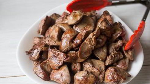 жареная куриная печень с яблоками и сладким перцем