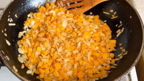 жареная куриная печень с яблоками и сладким перцем