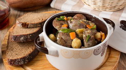 жареная куриная печень с яблоками и сладким перцем