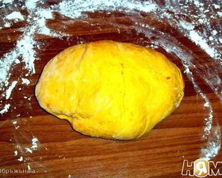 Морковно-шафрановое пельменное тесто