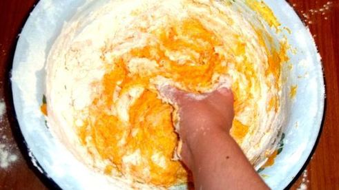 морковно-шафрановое пельменное тесто
