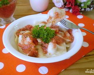 Пельмени под соусом