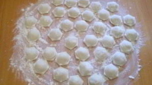 пельмени под соусом