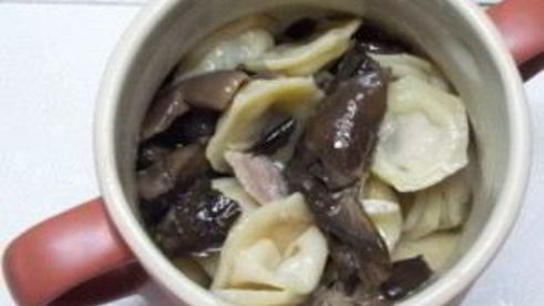 пельмени с вешенками в горшочках в микроволновке