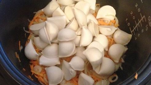 пельмени тушеные с соусом в мультиварке