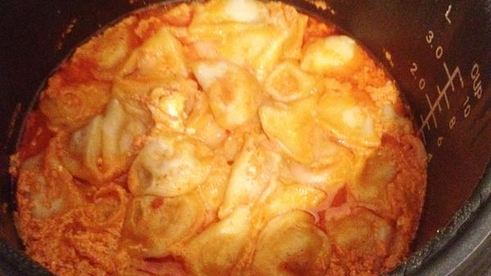 пельмени тушеные с соусом в мультиварке