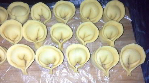 пельмени-ушки из морковного теста