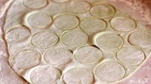 разноцветные пельмени с рыбой