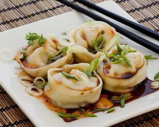 Японские пельмени с креветками, каштанами и шпинатом