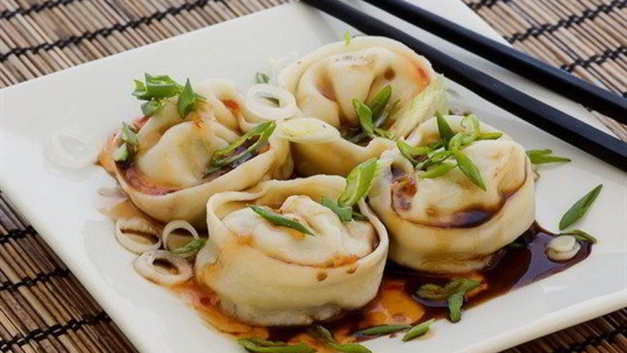 Рецепт японских пельменей с креветками, каштанами и шпинатом