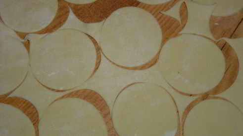 жареные пельмени с грибами и капустой