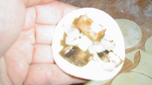 жареные пельмени с грибами и капустой