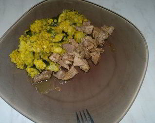 Паэлья из чечевицы и цукини со свиной лопаткой и бедром индейки