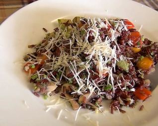 Паэлья из красного риса с овощами и сыром