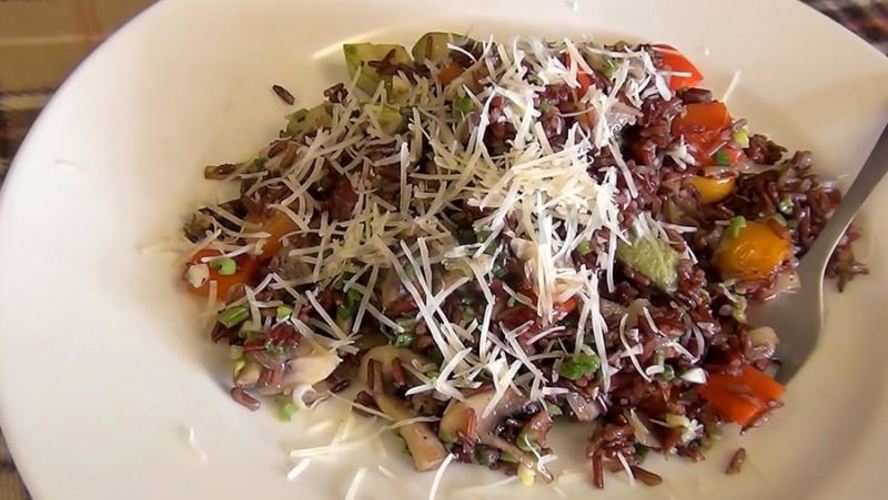 Рецепт паэльи из красного риса с овощами и сыром