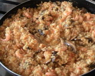 Паэлья с грибами и креветками