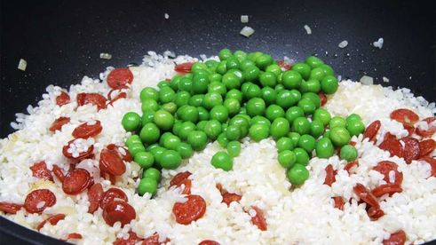 паэлья с креветками и чоризо