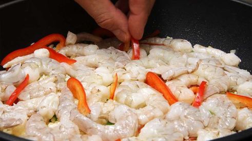 паэлья с креветками и чоризо