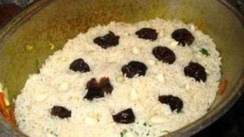 плов с черносливом и курицей