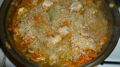 плов с мясом кролика и коричневым рисом