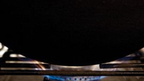 плов в казане на плите